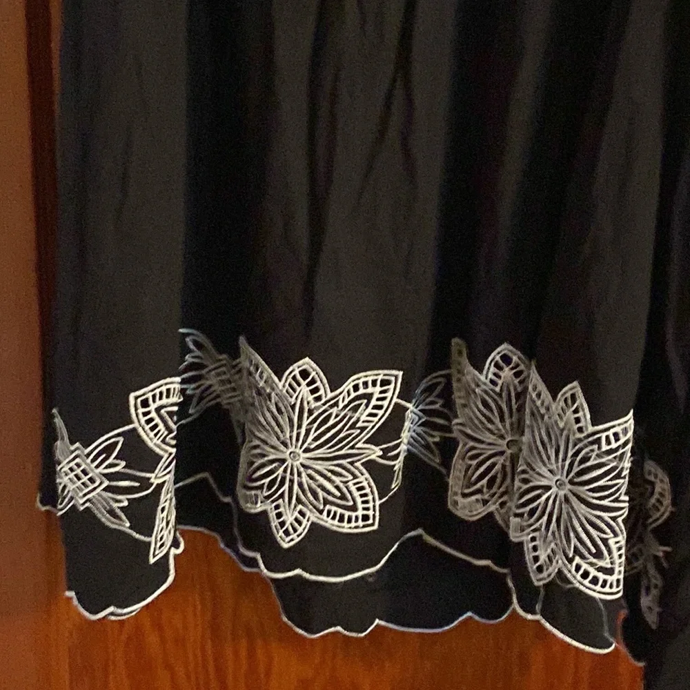 💜💜 JANE ASHLEY Black Embroidered Skirts NWT